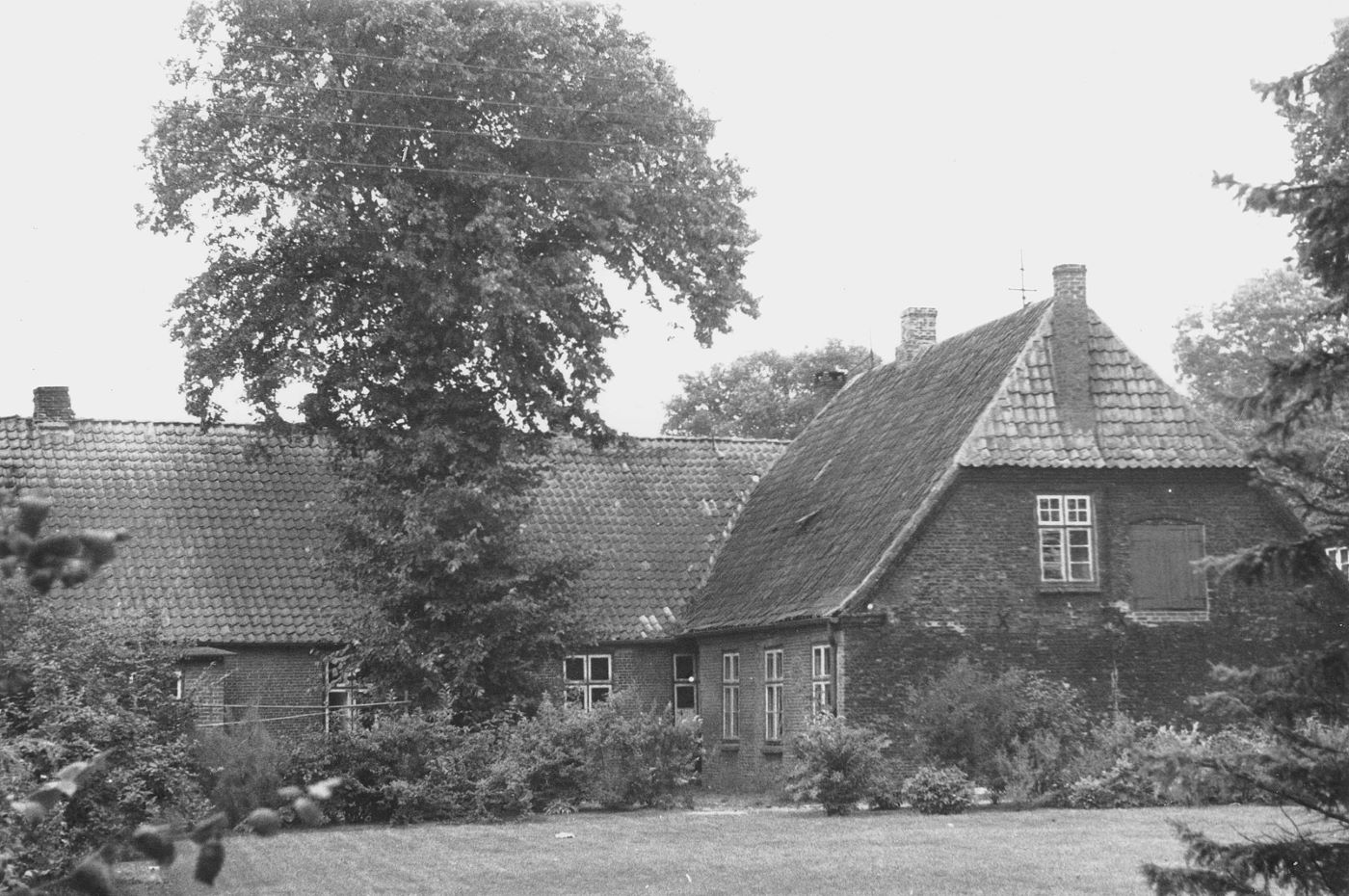 Altes Lehrerhaus mit angebauten Klassenräumen